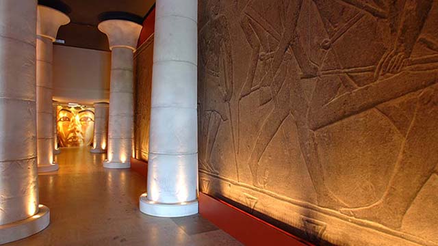 Iconic imagery of Tut is used to set the tone of the exhibition to come.