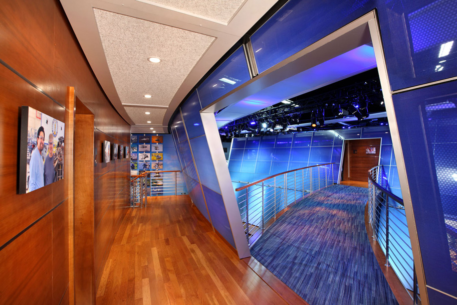 Second level meeting rooms in 2 structures are connected by a footbridge over the concierge area below.